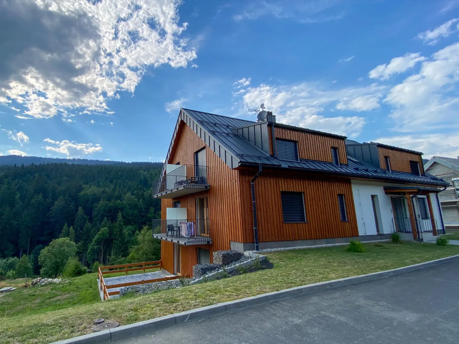 Apartmánový dům LUEL za večerního světla
