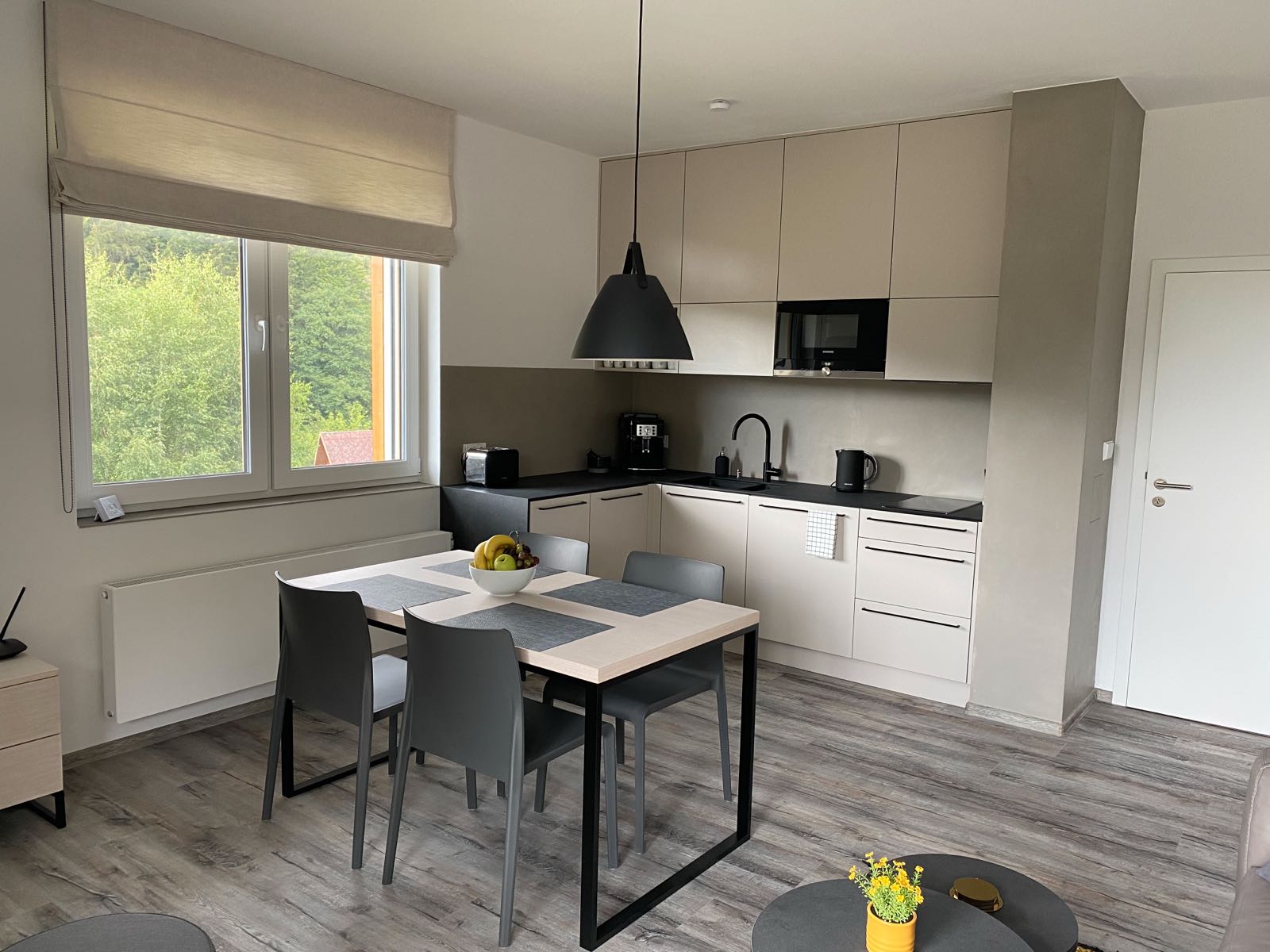 Kuchyň s jídelním stolem apartmánu LUEL
