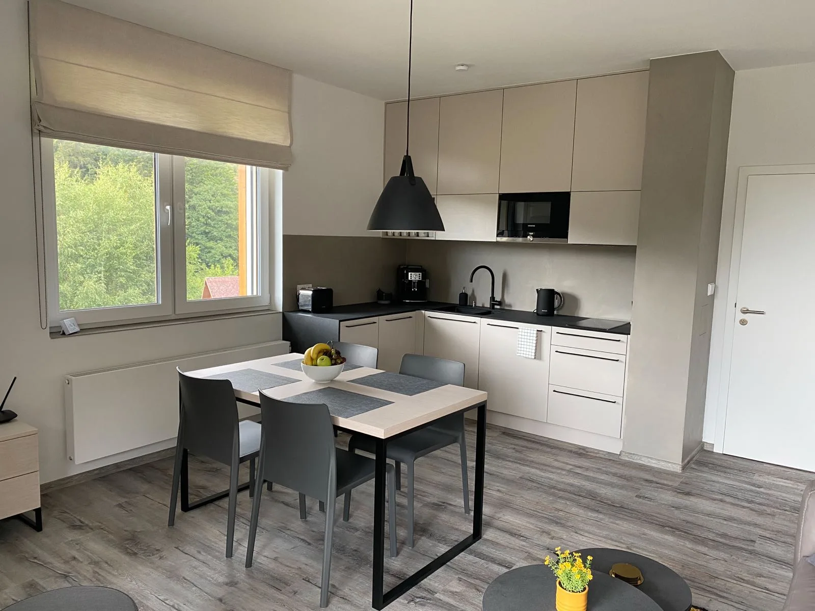 Kuchyň s jídelním stolem apartmánu LUEL