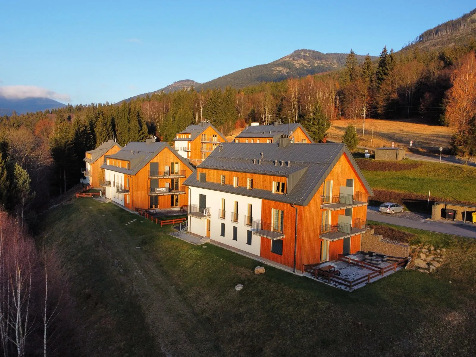Apartmánový komplex LUEL z dronu za západu slunce